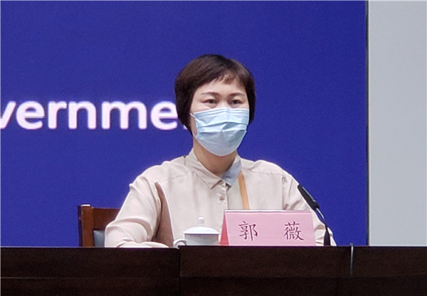 郑州市人民医院隔离区护士长,主管护师郭薇带领护理团队进入到发热