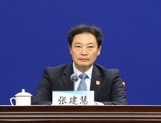 接下来,请张建慧市长致主发布词.